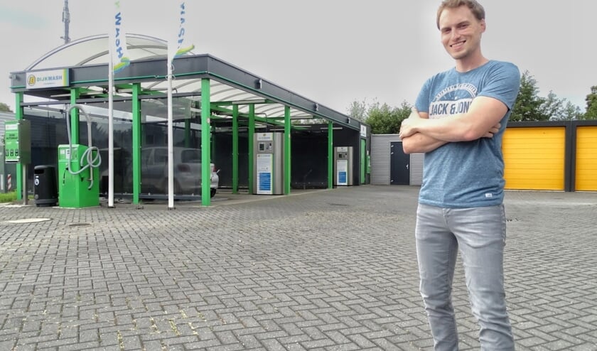 • Lars van Velzen bij één van zijn wasstraten.
