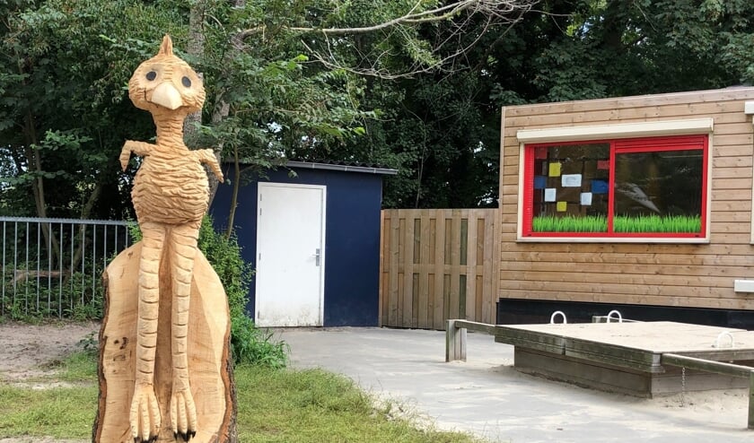 • De levensechte Krullevaar op het schoolplein.