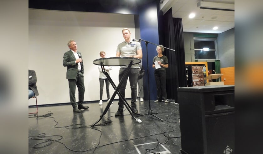 Dylan Ribbers, Anne-Fleur de Haas en Bram de Keijzer waren te gast namens de jongerenraad.