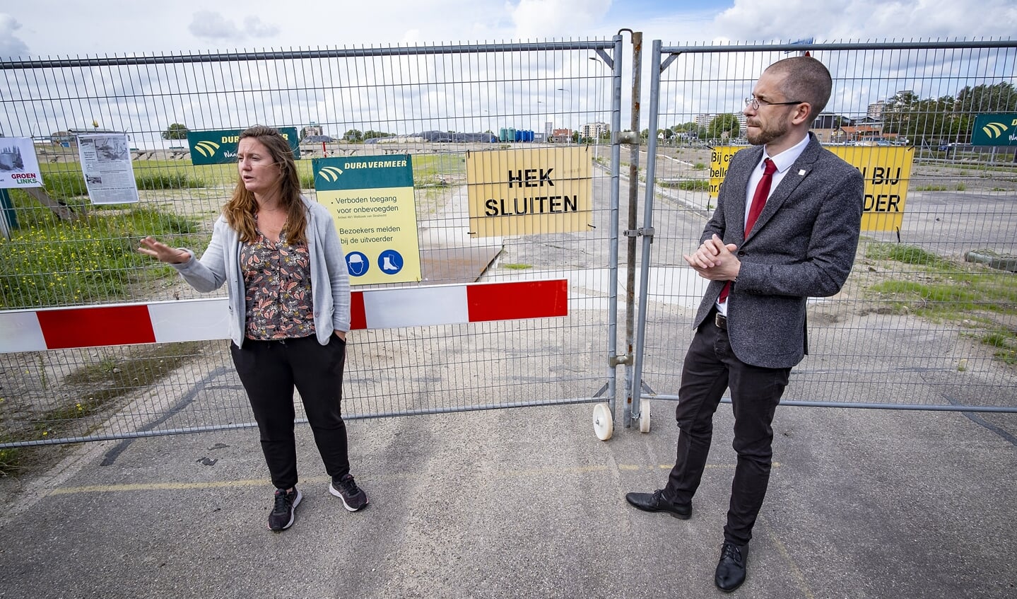 • Tweede Kamerlid Suzanne Kröger (GroenLinks) nam zaterdag een kijken op het voormalige EMK-terrein.