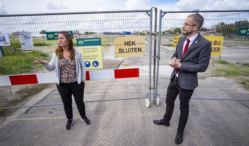 • Tweede Kamerlid Suzanne Kröger (GroenLinks) nam zaterdag een kijken op het voormalige EMK-terrein.  