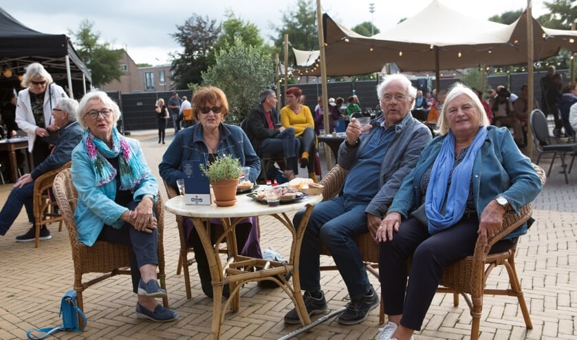 • Genieten van muziek en lekkere hapjes.