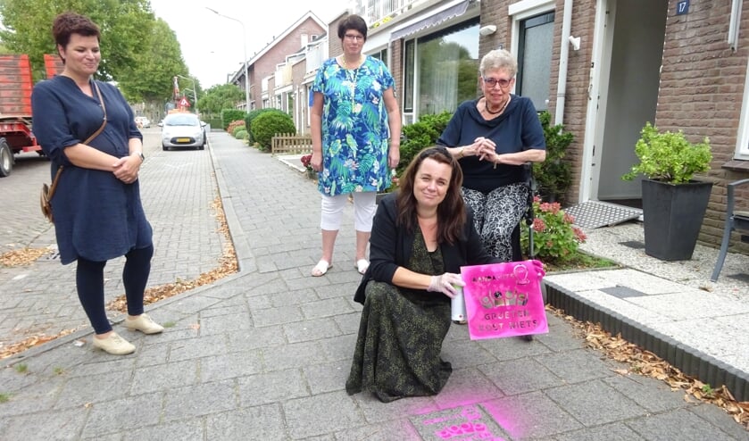 • De betrokkenen bij het Aandachtspunt, met v.l.n.r. achter Dorien Zandvliet, Margriet Stellaard, en Ineke Smidt-Breedveld. Op voorgrond Mattanja Kroon.