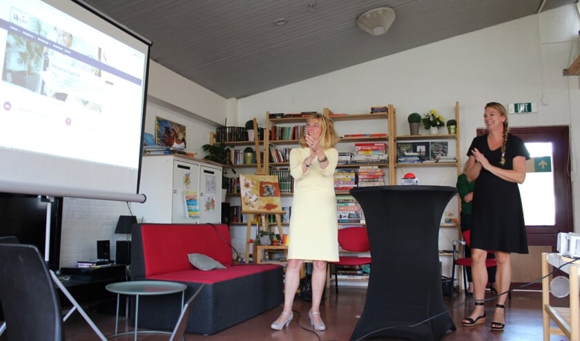 • Op de foto opent de wethouder met druk op de knop helpmijzorgen Papendrecht. Links op de foto wethouder Corine Verver en rechts Erica Hes, teammanager Sterk Papendrecht.