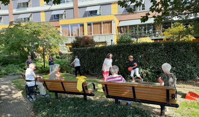 • In Vianen wordt fanatiek 'gestoeprand'.