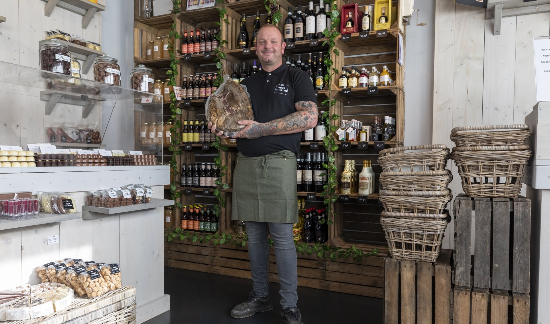 Cor Timmermans opent delicatessenzaak Puur Genieten in Wijk en Aalburg.