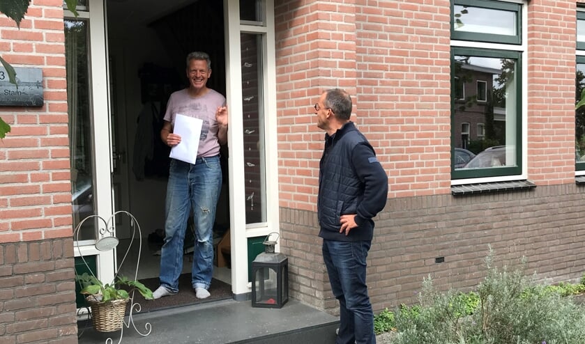 Wethouder Quik reikt een vergunning persoonlijk uit