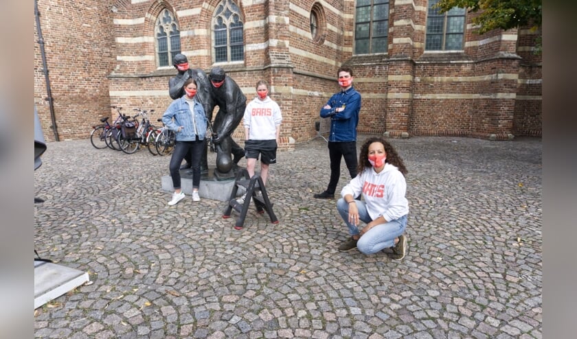 • Dinsdag werden er mondkapjes uitgedeeld in Leerdam.