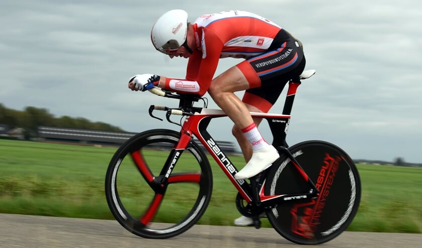 <p>• Dirk Jan Verspuij in volle vaart op weg naar de overwinning.</p>