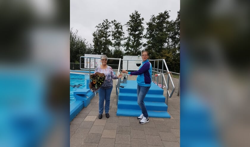 Janny van der Ham ontvangt de felicitaties van Jolanda van Hooijdonk van de Dompelaar.