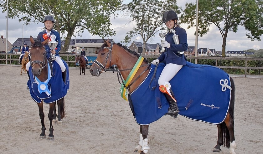 • fotobijschrift: Clubkampioenen van de Brederode Ruiters en Stal Bosgoed.