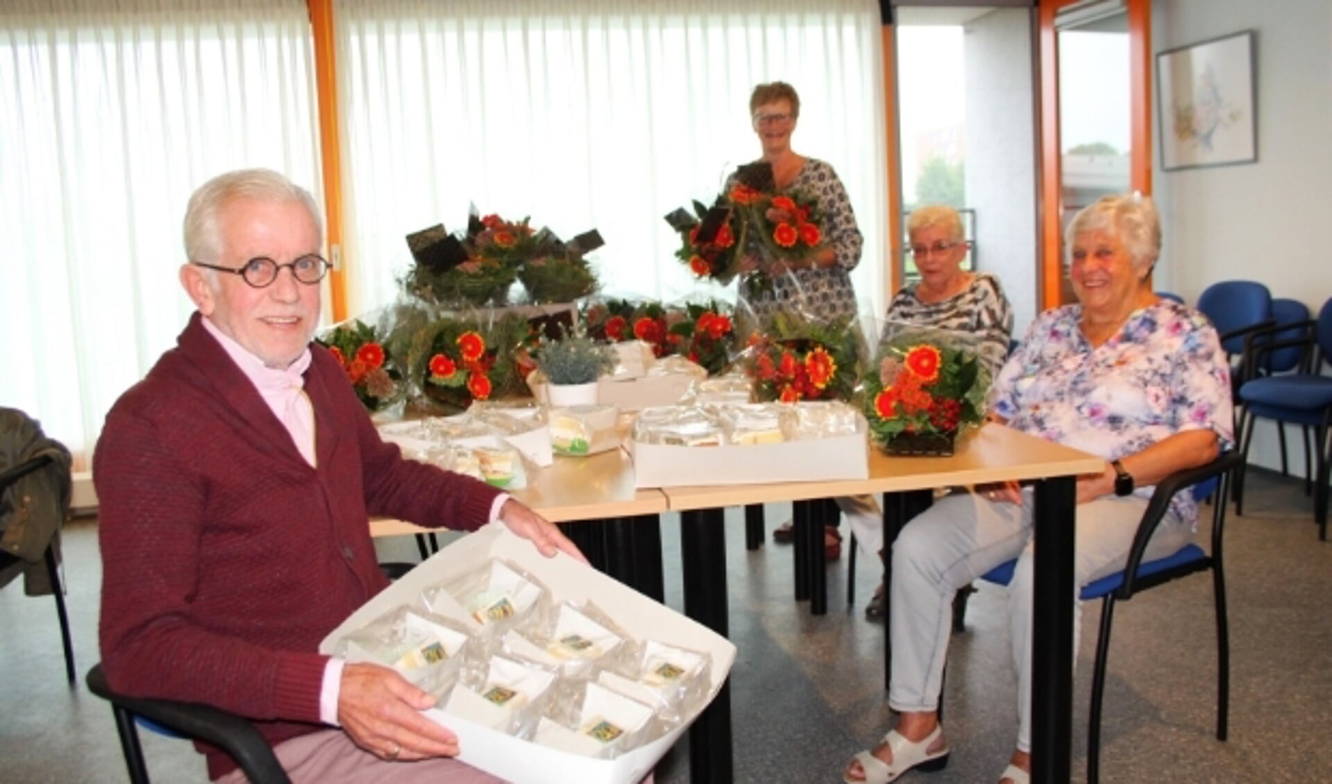 Door corona geen feestje met alle bewoners, maar de vier bestuursleden delen bloemen, gebak en een presentje uit. (Foto: Lysette Verwegen)