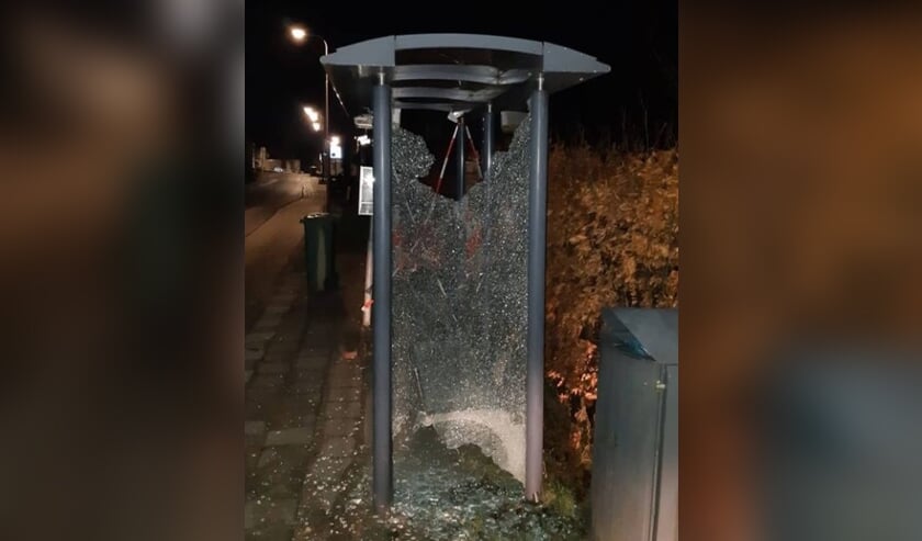 • Het vernielde bushokje in Lexmond.