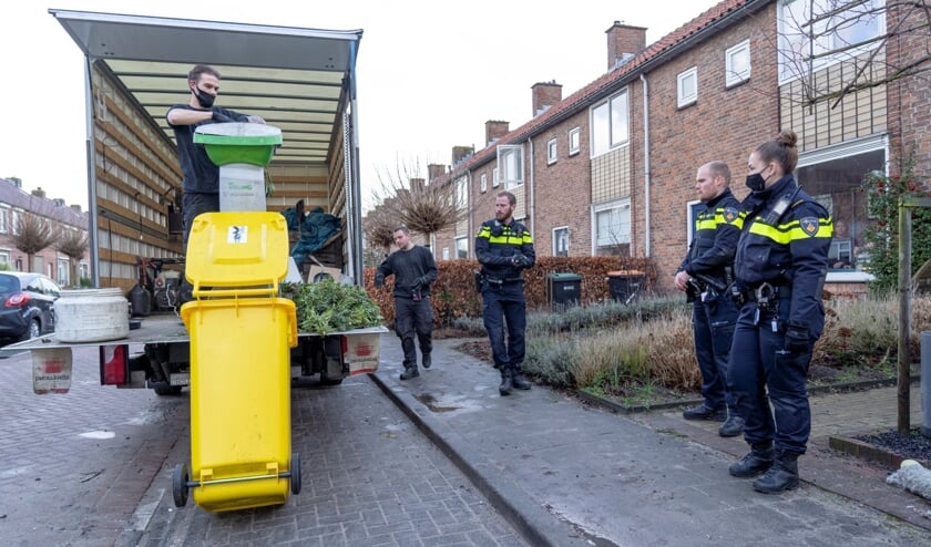 • De hennep wordt afgevoerd.