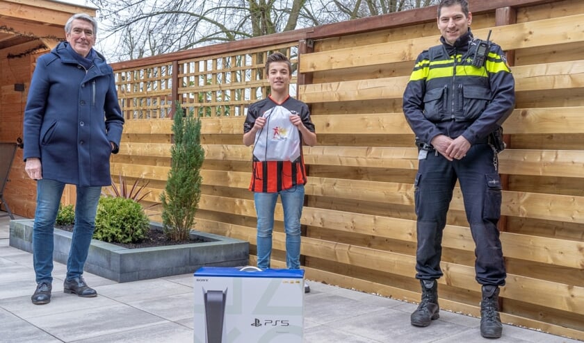 <p>• Stefan Kooper met wethouder Jongmans en politieagent Roel van de Groes.</p>