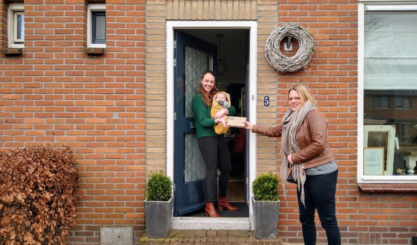 <p>• Lianne van der Velden bezorgt een gebak-box als verrassing bij een moeder met jonge kinderen die thuis-onderwijs geeft.</p>