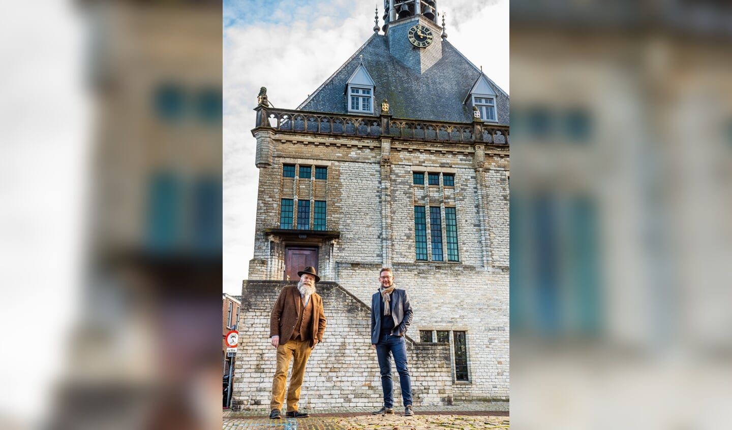 • Stadsbeiaardier Boudewijn Zwart (links) met beiaardier Frank Steijns uit Maastricht voor het carillon van het stadhuis in Schoonhoven. Frank Steijns, bekend als eerste violist in het Johan Strauss Orkest van André Rieu, is ook pianist en beiaardier in Maastricht.