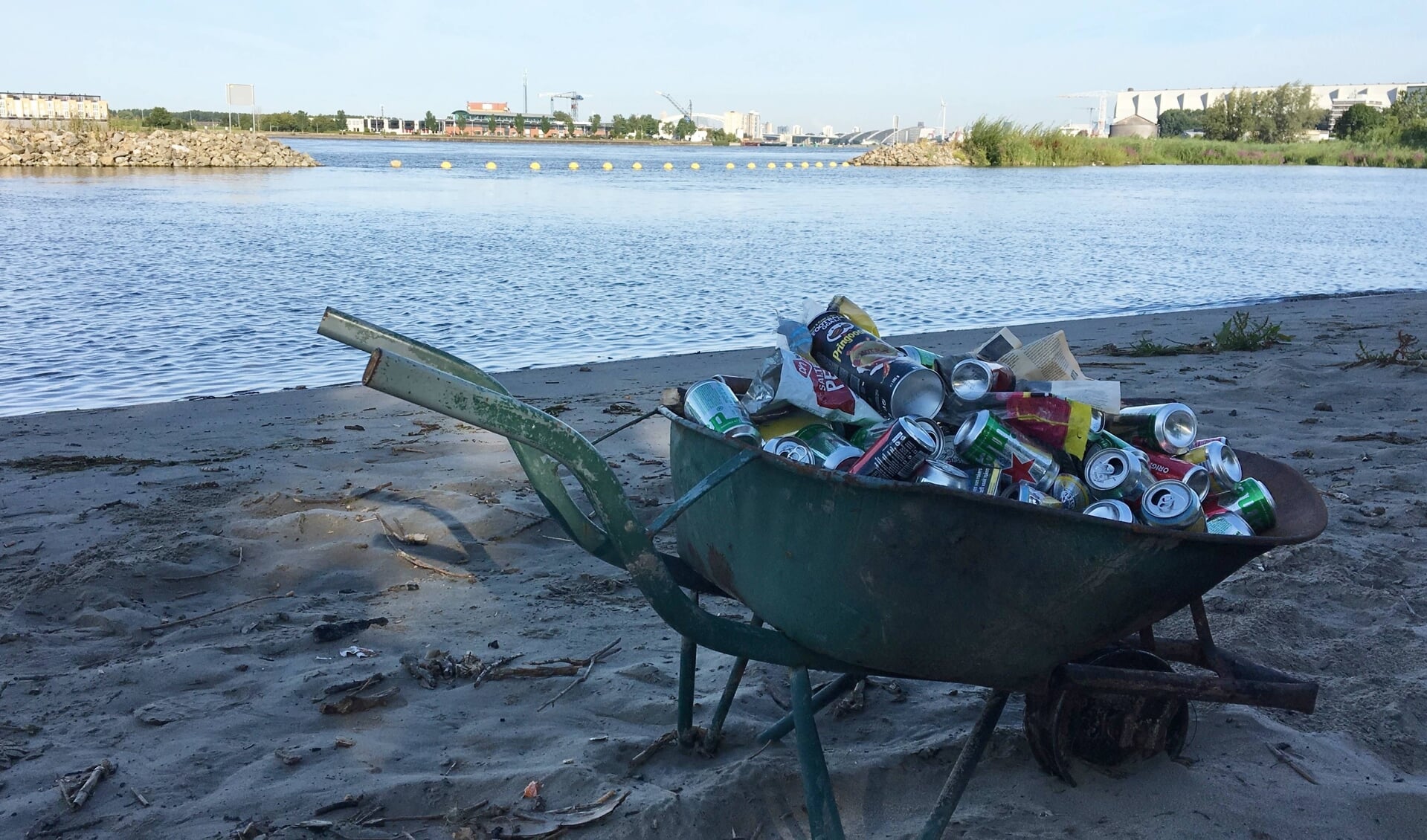 • De oogst van een schoonmaakactie op een strandje.