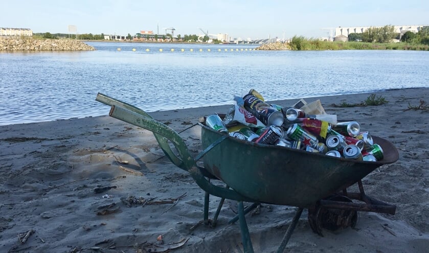 <p>• De oogst van een schoonmaakactie op een strandje.</p>