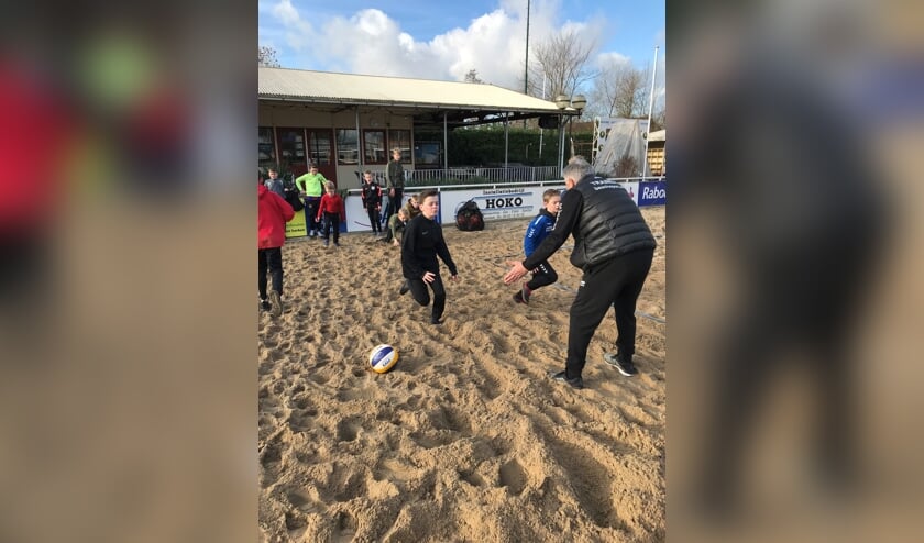 <p>Philip den Haan warmt de jeugd op voorafgaand aan de voetvolleytraining.</p>