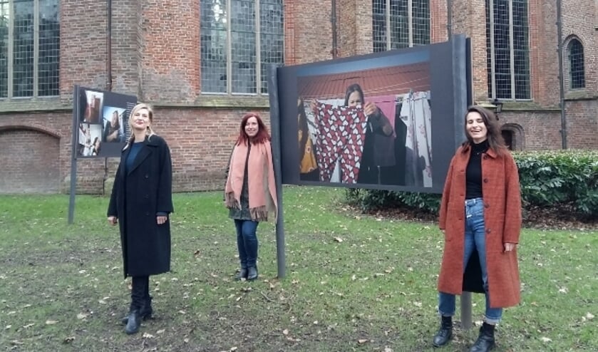 <p>V.l.n.r. Nikkie Herberigs, Floor Snijders en Amy Stenvert in het Kronenburgplantsoen bij de fotoexpositie ‘I want to break free’ van Bernadet de Prins. Foto: Karin Doornbos</p>