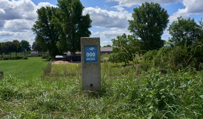 • De eerste dijkpaal op de Rijndijk aan de grens met Duitsland, bij Millingen.