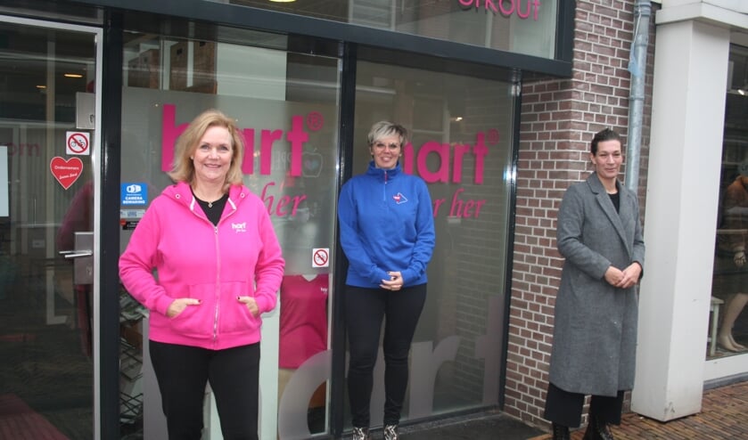 <p>• Anita Hoogeveen, Dineke Blok en Tinja van Zanten (v.l.n.r.) maken zich grote zorgen over de lockdown. </p>