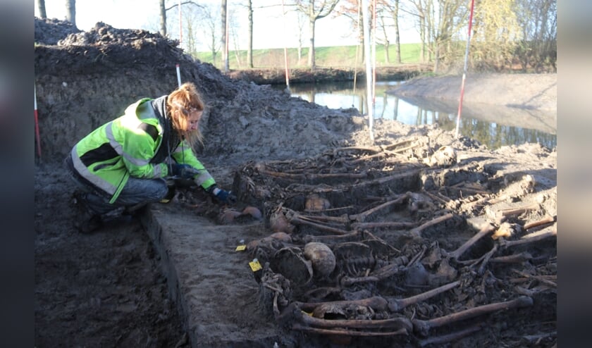 <p>• Fysisch-antropoloog April Pijpelink onderzoekt de skeletten in Vianen.</p>
