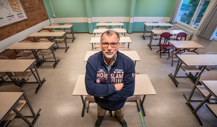 <p>• Sjaak Kreeft in een, vanwege de lockdown, lege klas. Op zijn school brengt hij duurzame koplopers en minder groene denkers bij elkaar.</p>