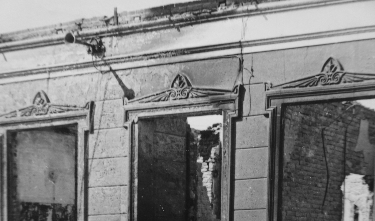 Bombardement op Alblasserdam. We zin hier de totaal vernielde woning van het schoolhoofd J. van Nes. Boven de deur de koperen hoorn waarmee luchtalarm kon worden gegeven. 