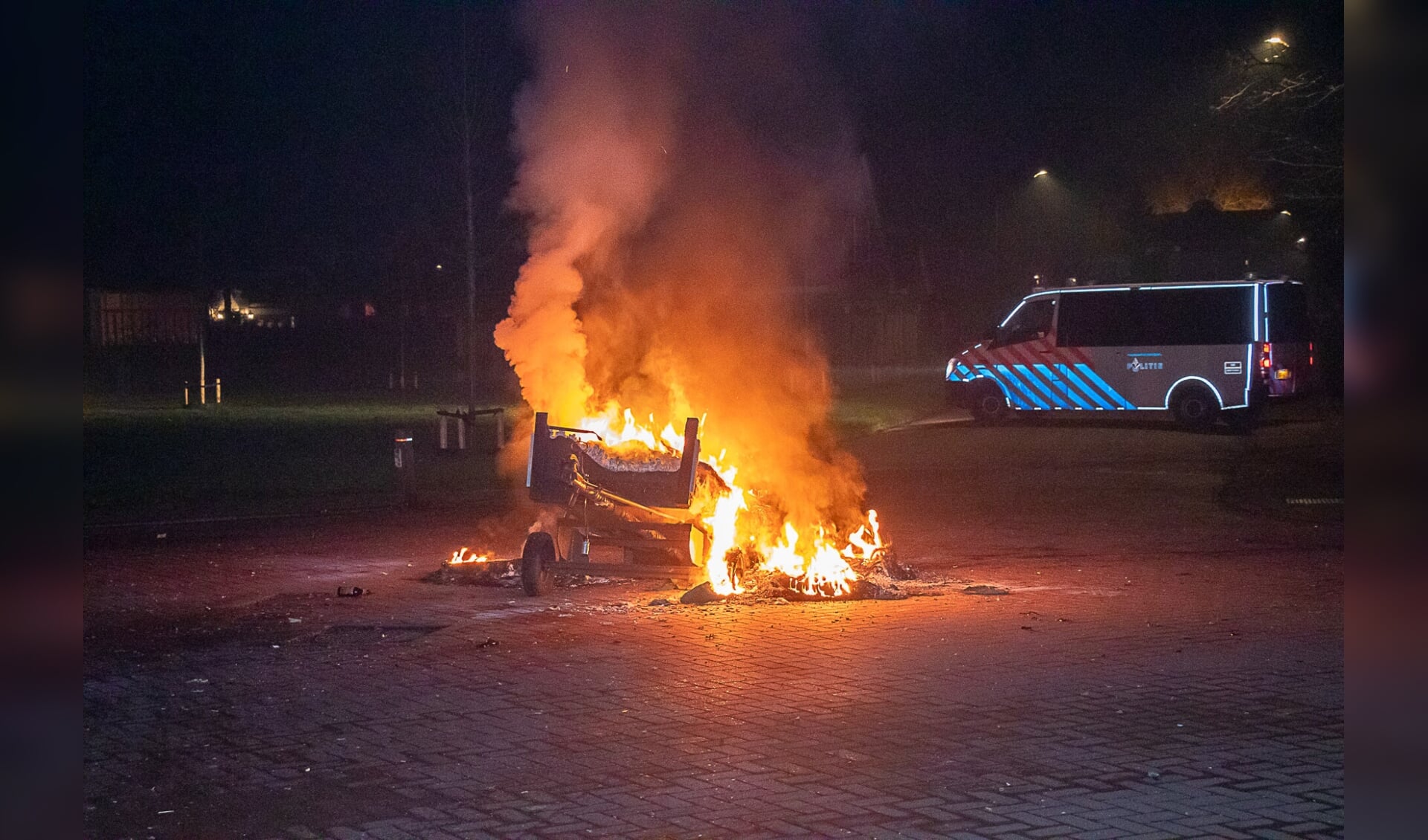 In Rijswijk werd Oudejaarsavond een aanhangertje in brand gestoken.