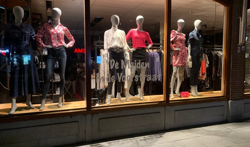 • De etalage van modewinkel 'De Meiden in de Voorstraat'