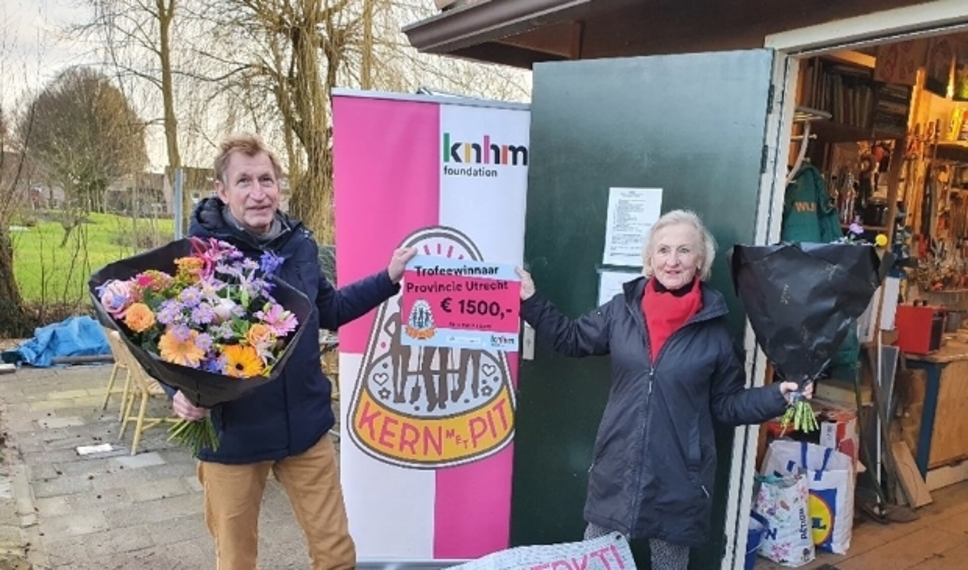 Karen den Hartog en Ton van Oostveen nemen de prijscheque van Kern met Pit in ontvangst. Foto: Kern met Pit
