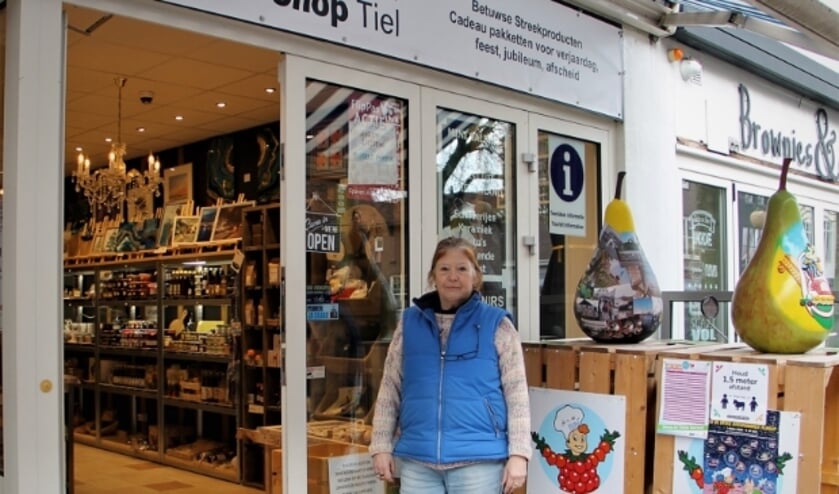 <p>Margot Hendriks voor haar Souvenir Shop aan de Hoogeindsestraat in Tiel (foto: Arno voor de Poorte)</p>