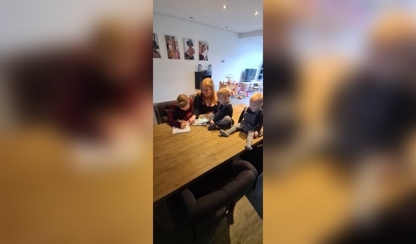 • Dagelijks ritueel: Jens aan het werk, moeder Iris en de tweeling houden een oogje in het zeil.