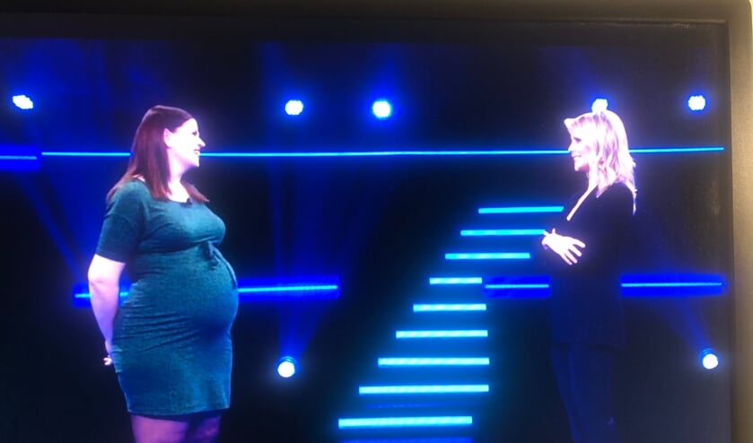 <p>• Jorien Besemer aan het begin van quiz met presentatrice Chantal Janzen.</p>