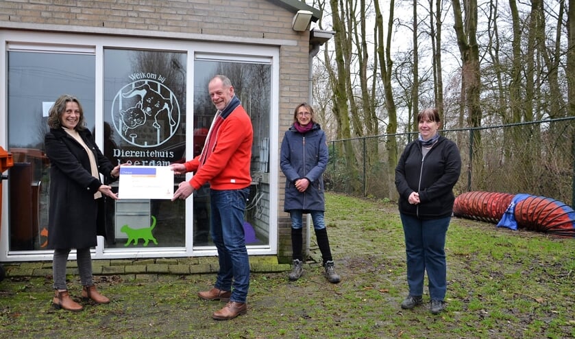 <p>• De cheque die Cees Vis overhandigt, komt goed van pas.</p>