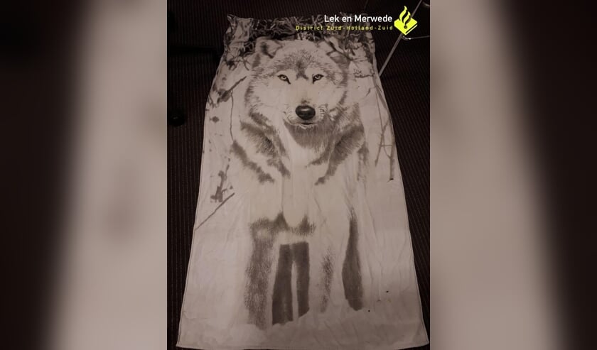 • De handdoek die half uit de tas stak