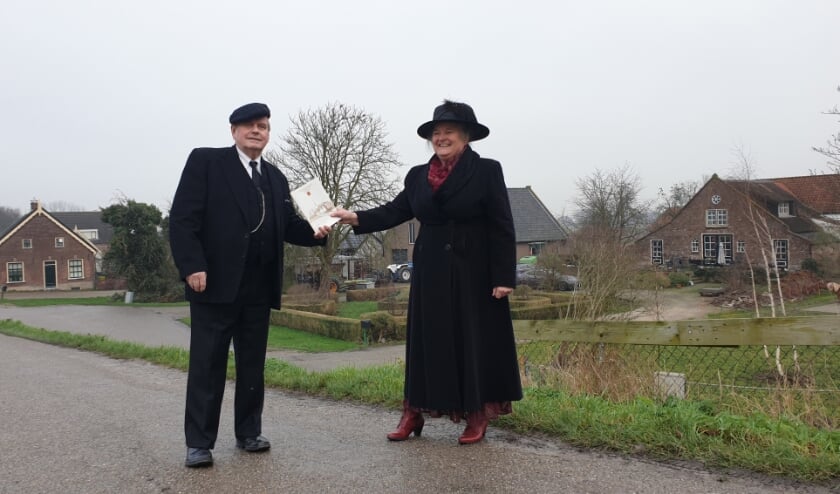 • Dittie van Zee overhandigt Jaap de Kock bij de Wadesteinsesteeg het 75e verenigingsblad.