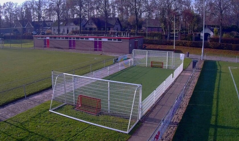 <p>• Het veelbesproken pannaveld bij vv Heukelum.</p>