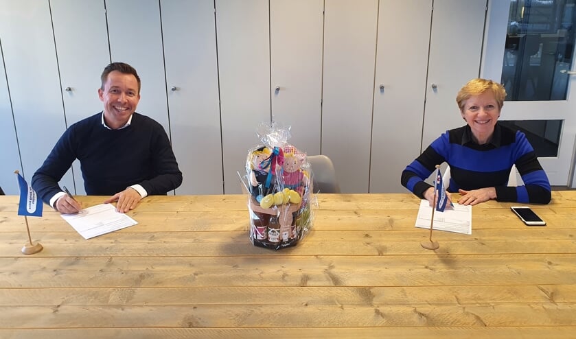 Coby van Dongen en Michael van Hoorne tekenen voor de samenwerking.