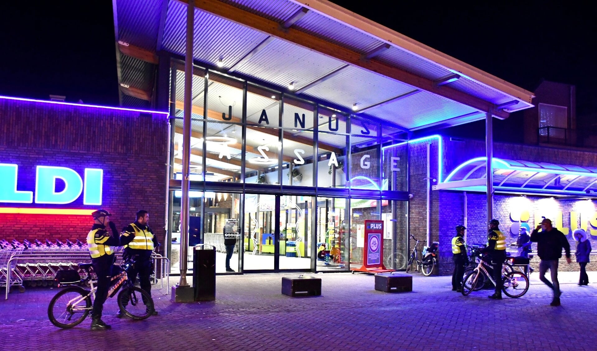 • Er is veel politie op de been op en rondom het Europaplein in Leerdam.