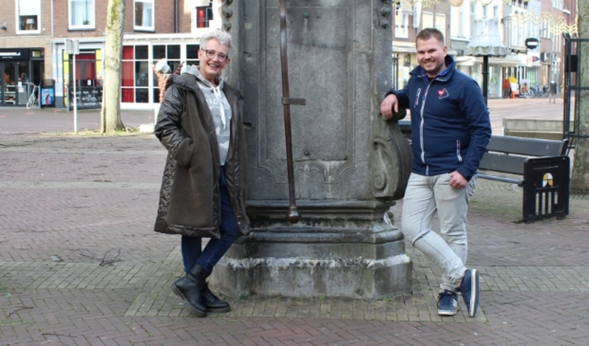Op de foto links Annet Gerritsen van LaVita en rechts Addy van Ommeren van Electro World Tiel /Lienden. 