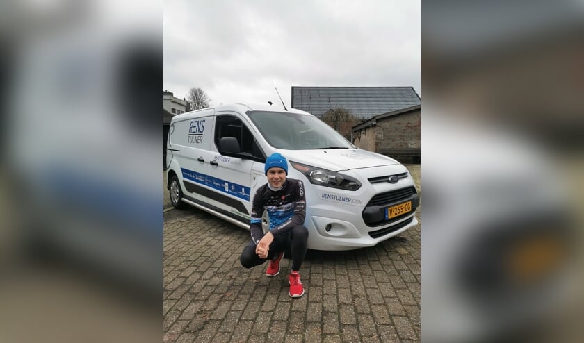 • Rens Tulner wordt met een bus gesteund door een aantal Lexmondse ondernemers.