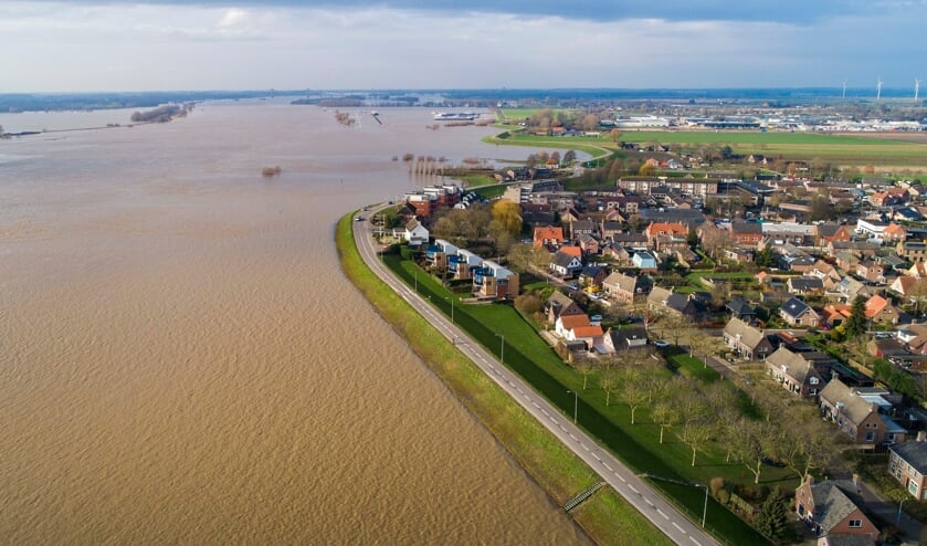 • Hoog water bij Ochten in Gelderland.