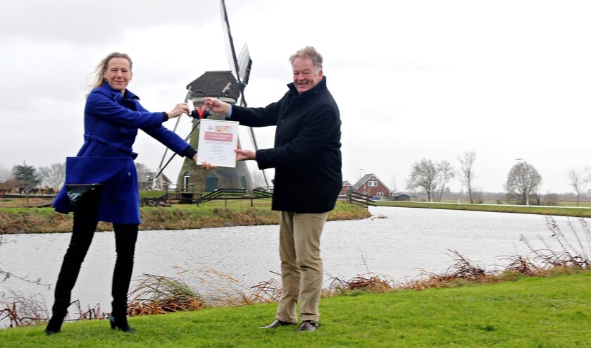 <p>• Wytske Postma overhandigt de 'prijs' van lawaaiigste stiltegebied aan burgemeester Cazemier.</p>