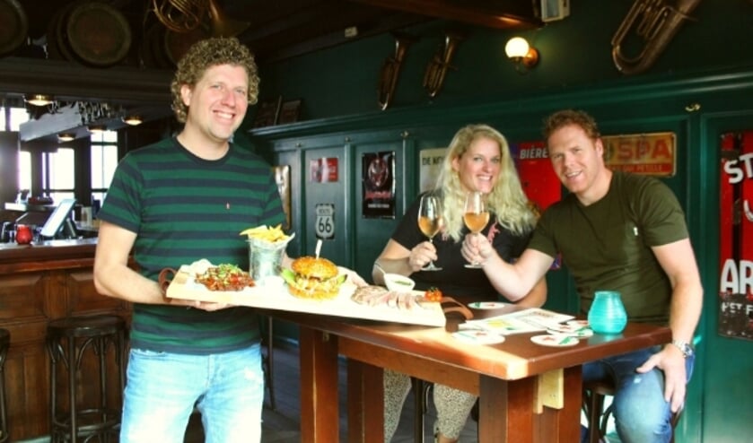 <p>Pieter de Bruin, Remy en Erik Vijverberg-de Bruin hopen dat ze hun gasten snel weer kunnen verwelkomen. (Foto: Lysette Verwegen) </p>