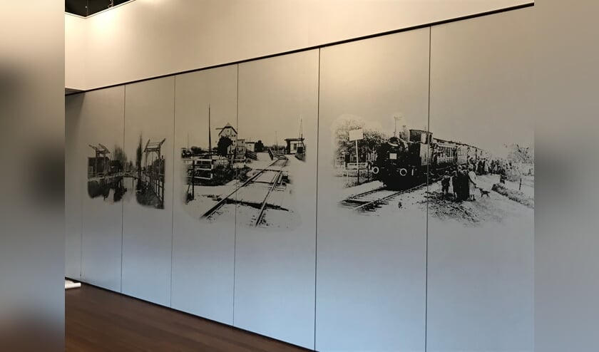 <p>• Eén van de verplaatsbare wanden met historische foto's.</p>