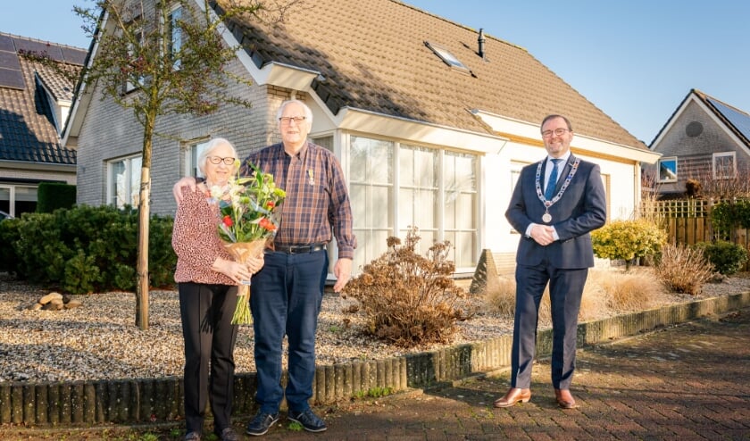 • Het echtpaar Roza met rechts burgemeester Servaas Stoop.