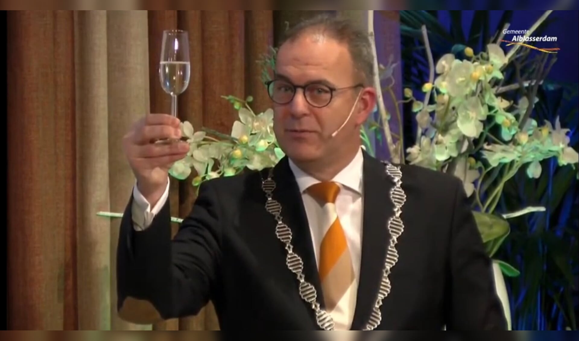 • Burgemeester Jaap Paans brengt de toast uit op het nieuwe jaar.